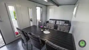 Detail na interiér záhradného domčeka s bielymi stenami.