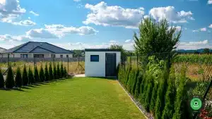 Z&aacute;hradn&yacute; domček s pultovou strechou na konci z&aacute;hrady.