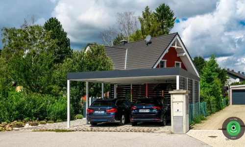 Dve čierne autá v GARDEON prístrešku