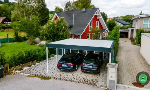 GARDEON prístrešok vedľa červeného rodinného domu