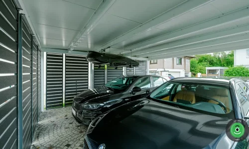 Detail na vnútro prístrešku s čiernou výplňou