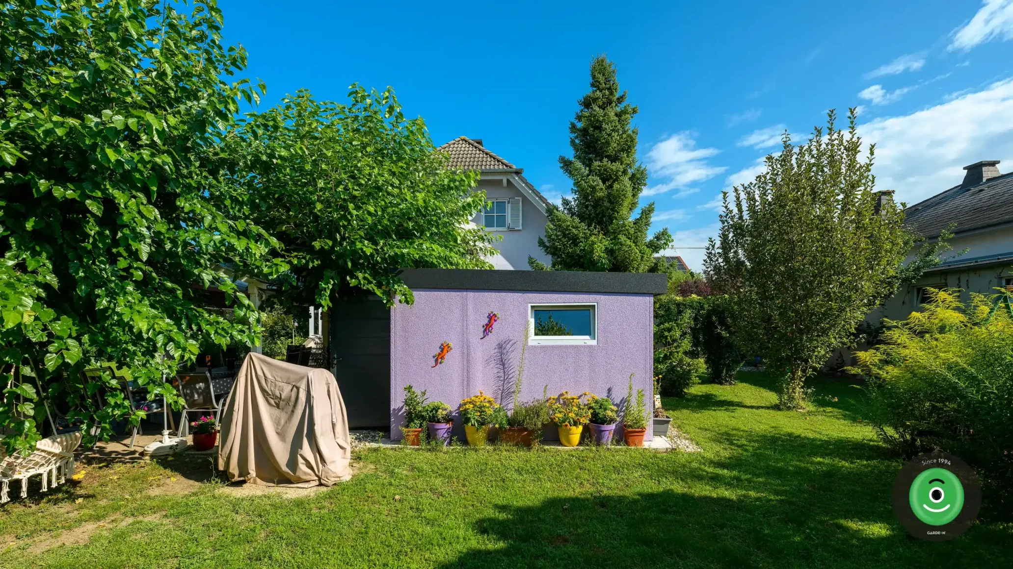 Fialový záhradný domček s pultovou strechou