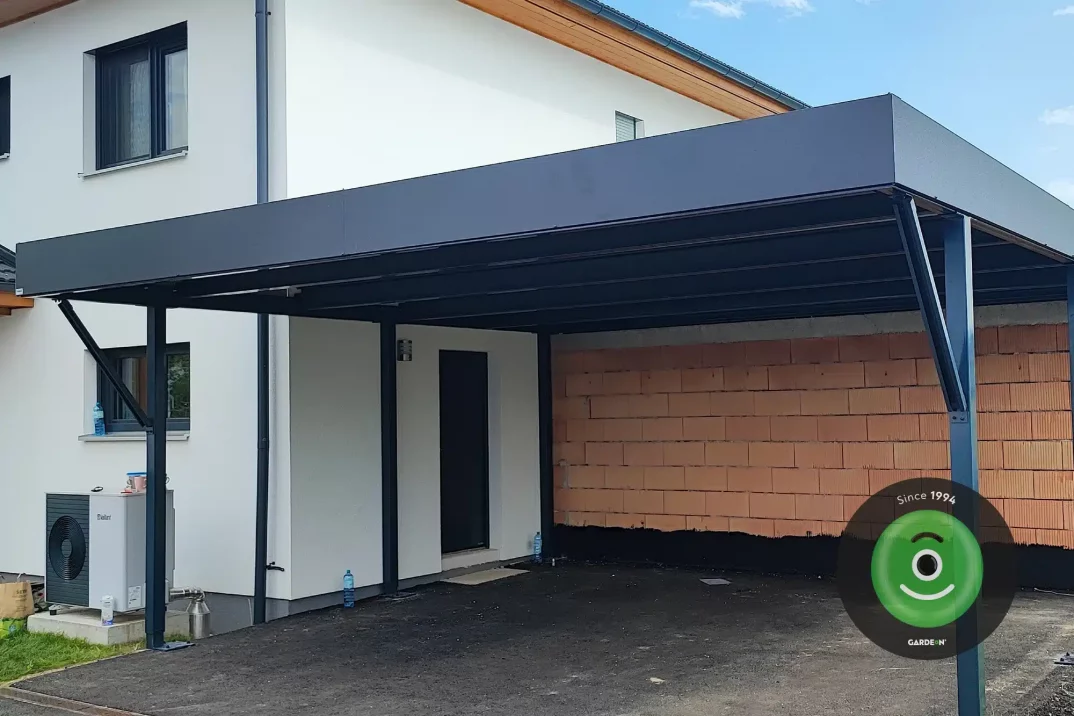 Prístrešok GARDEON pri murovaných stenách