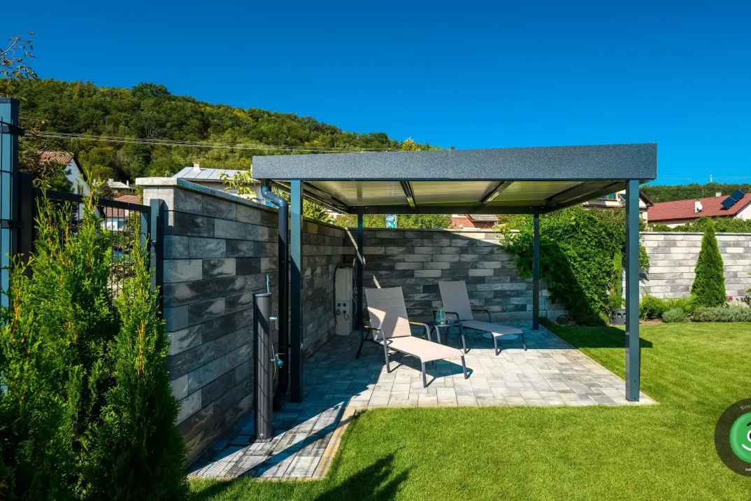 Gardeon pergola na zelenej záhrade pri plote