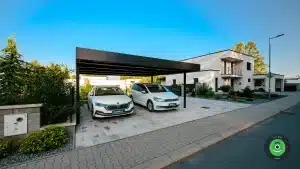 Dve biele aut&aacute; pod Gardeon pr&iacute;stre&scaron;kom