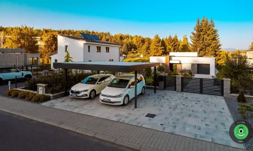 Gardeon prístrešok pre dve autá vedľa rodinného domu