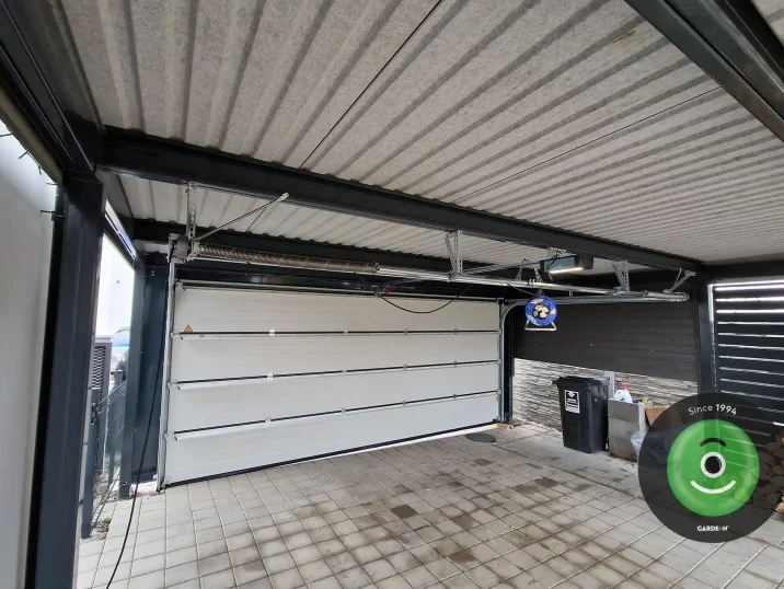 Prístrešok s garážovou bránou - interiér