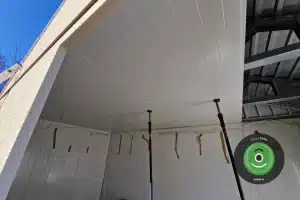 Strop z&aacute;hradn&eacute;ho domčeka so sedlovou strechou