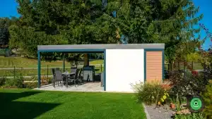 Z&aacute;hradn&yacute; domček s pr&iacute;stre&scaron;kom v okol&iacute; kvetovej z&aacute;hrady