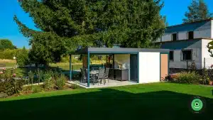 Gardeon z&aacute;hradn&yacute; domček s pr&iacute;stre&scaron;kom pod veľk&yacute;m stromom