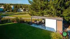 Veľk&aacute; z&aacute;hrada s kvetmi a Gardeon z&aacute;hradn&yacute;m domčekom