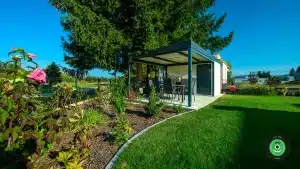 Z&aacute;hradn&eacute; kvety v okol&iacute; Gardeon z&aacute;hradn&eacute;ho domčeka s pr&iacute;stre&scaron;kom