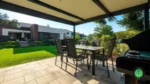 Posedenie pod Gardeon prístreškom na záhrade vedľa domu