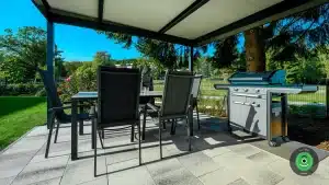 Gardeon pr&iacute;stre&scaron;ok vybaven&yacute; poseden&iacute;m a grilom na grilovanie