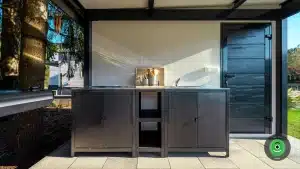 Letn&aacute; kuchynka v Gardeon z&aacute;hradnom domčeku s pr&iacute;stre&scaron;kom