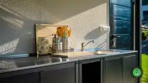 Detail na letnú kuchynku pod prístreškom