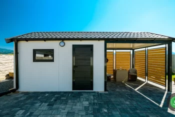 Gardeon záhradný domček s prístreškom so sedlovou strechou