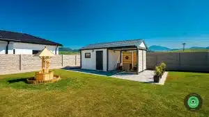 Veľk&aacute; z&aacute;hrada s Gardeon z&aacute;hradn&yacute;m domčekom s pr&iacute;stre&scaron;kom