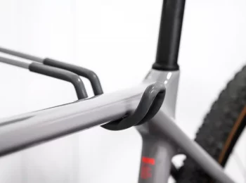 Detail na zadný hák - závesný systém na bicykel GARDEON
