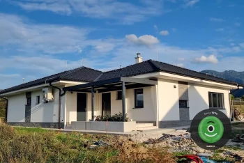 Terasa a zároveň prestrešenie vchodu do domu