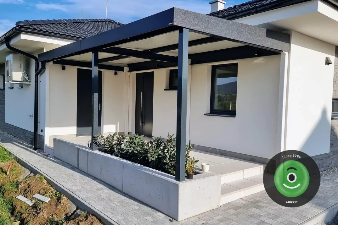 Terasa a zároveň prístrešok nad vchodu do domu