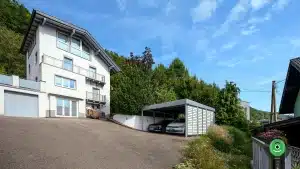 GARDEON pr&iacute;stre&scaron;ok vedľa veľk&eacute;ho bieleho rodinn&eacute;ho domu