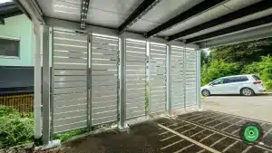 Detail na bielu kovovú výplň v prístrešku pre dve autá