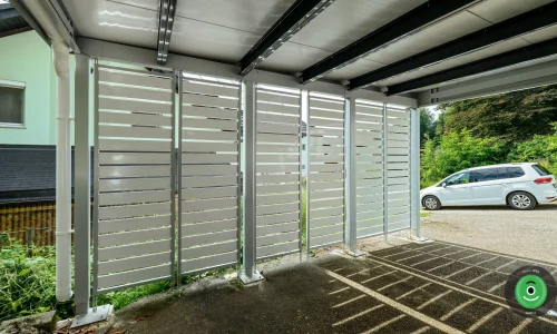 Detail na bielu kovovú výplň v prístrešku pre dve autá