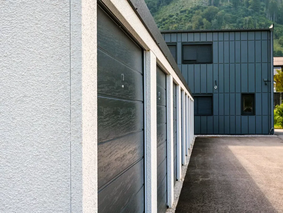 Radové garáže s bielou švajčiarskou akrylátovou omietkou