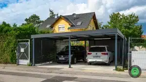 Dve osobn&eacute; aut&aacute; zaparkovan&eacute; v čiernom GARDEON pr&iacute;stre&scaron;ku