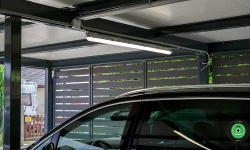 Detail na čiernu kovovú výplň GARDEON prístrešku