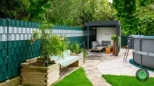 GARDEON prístrešok vedľa kvetinových záhonov