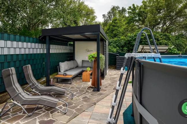 Vonkajší bazén vedľa záhradného domčeka a prístrešku s posedením