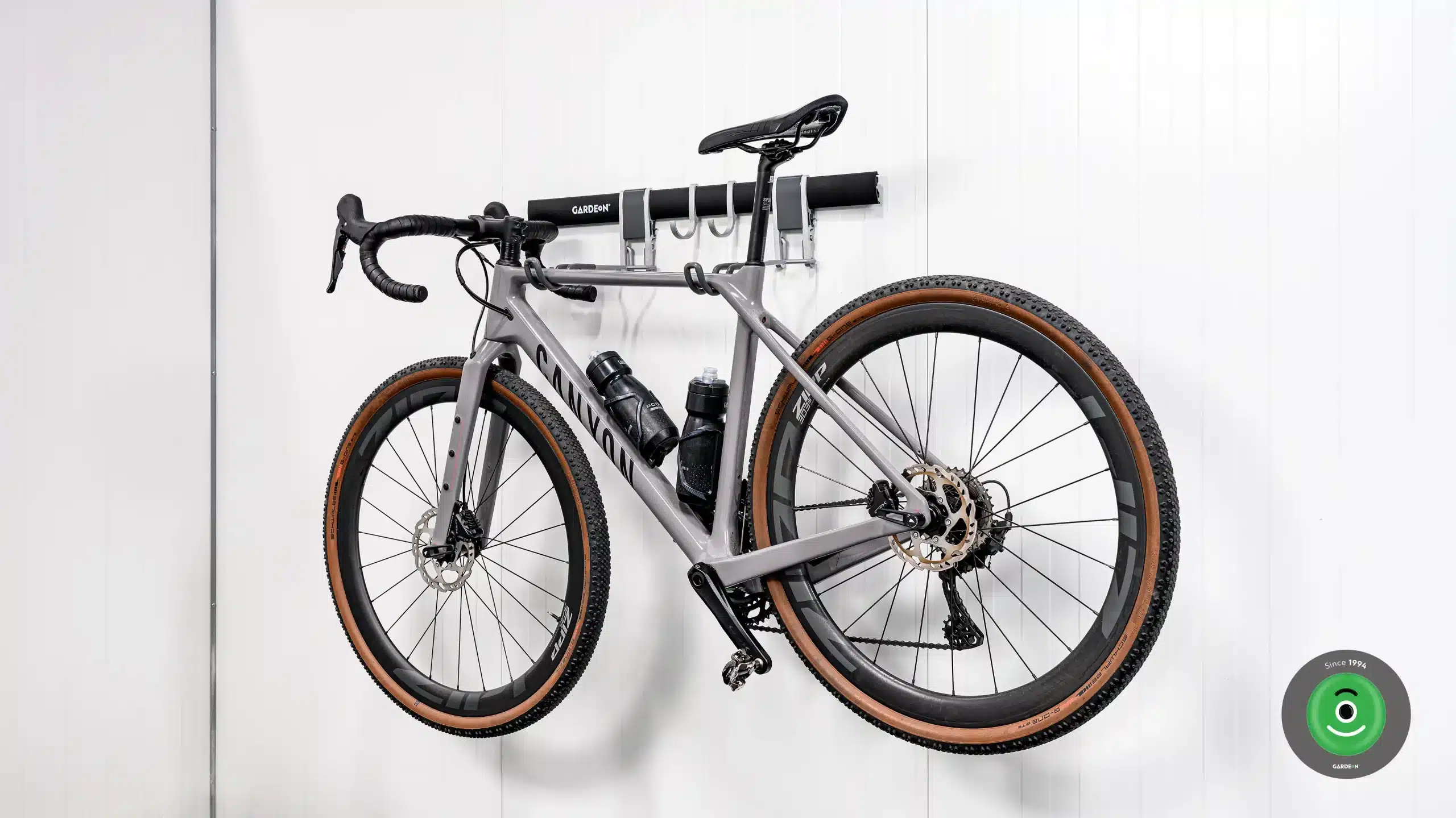 Závesný systém na bicykel GARDEON s háčikmi na príslušenstvo pripevnený k izolovanej stene Gardeon Thermopanel 50