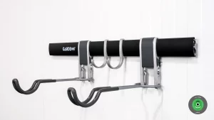 Z&aacute;vesn&yacute; syst&eacute;m na bicykel GARDEON s h&aacute;čikmi na pr&iacute;slu&scaron;enstvo pripevnen&yacute; k izolovanej stene