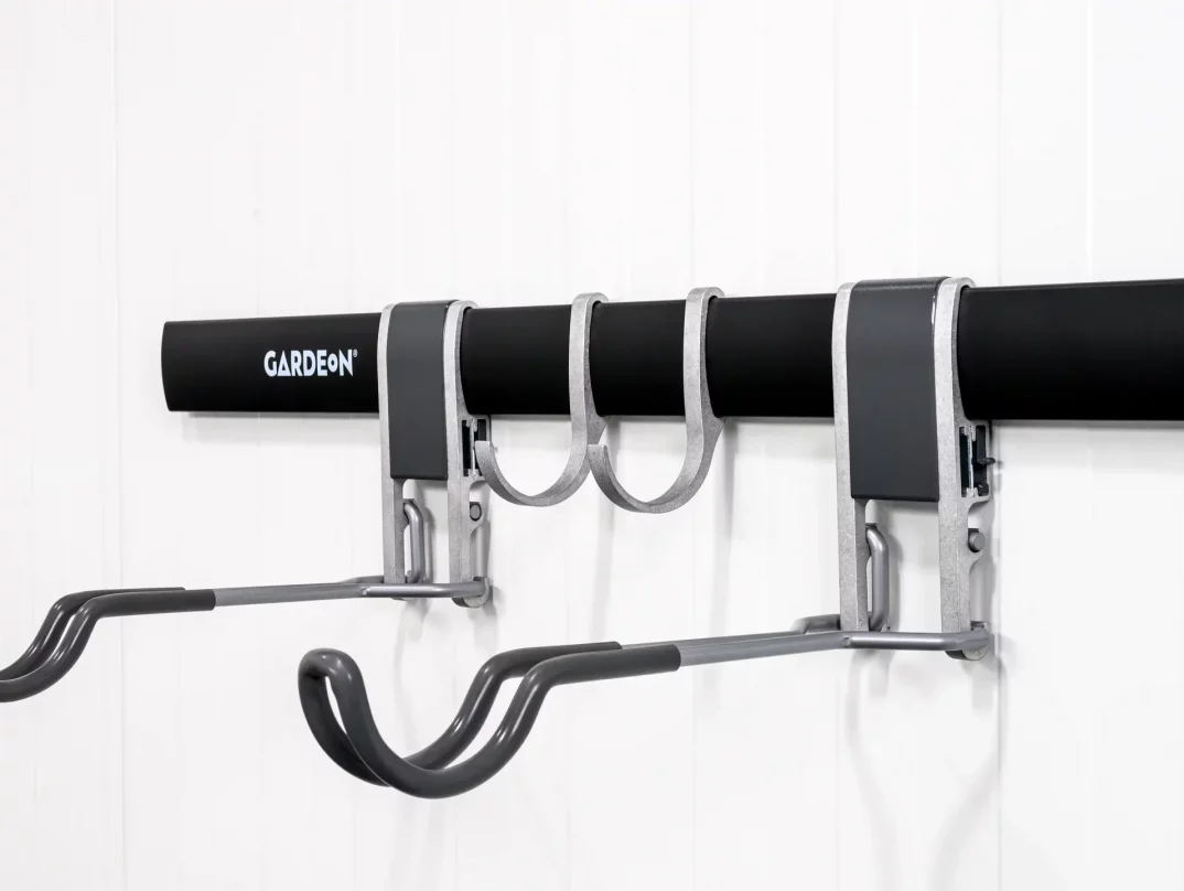 Závesný systém na bicykel GARDEON s háčikmi na príslušenstvo pripevnený k izolovanej stene