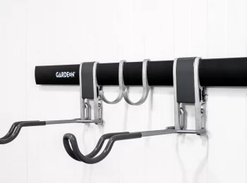 Závesný systém na bicykel GARDEON s háčikmi na príslušenstvo pripevnený k izolovanej stene