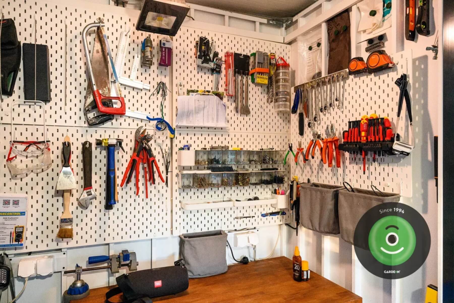 Dielňa s náradím v záhradnom domčeku.