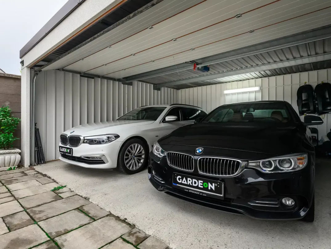 Garáž GARDEON s dvomi BMW u Petra Cmoríka