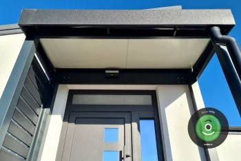 Izolovaná strecha Gardeon Thermopanel na prístrešku pred vchodom do domu