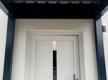 Vchodové dvere do domu a prístrešok s neizolovanou strechou
