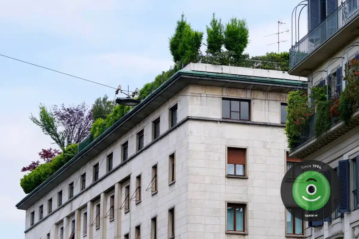 Veľká zelená strecha so stromami na bytovom dome.