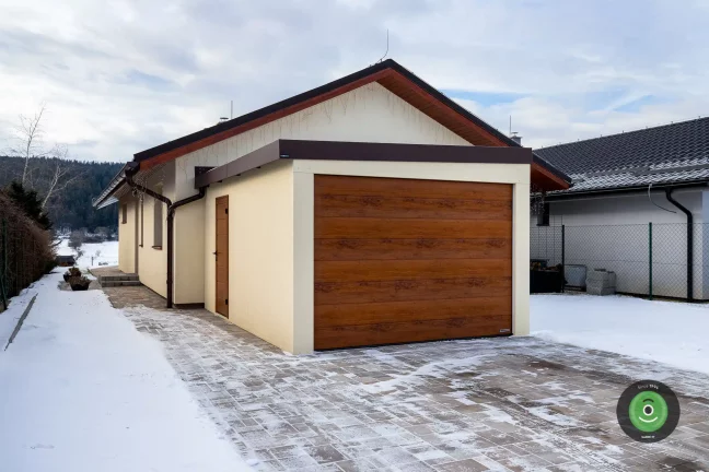 Rodinný dom a garáž GARDEON v jednotnom svetlo-hnedom dizajne