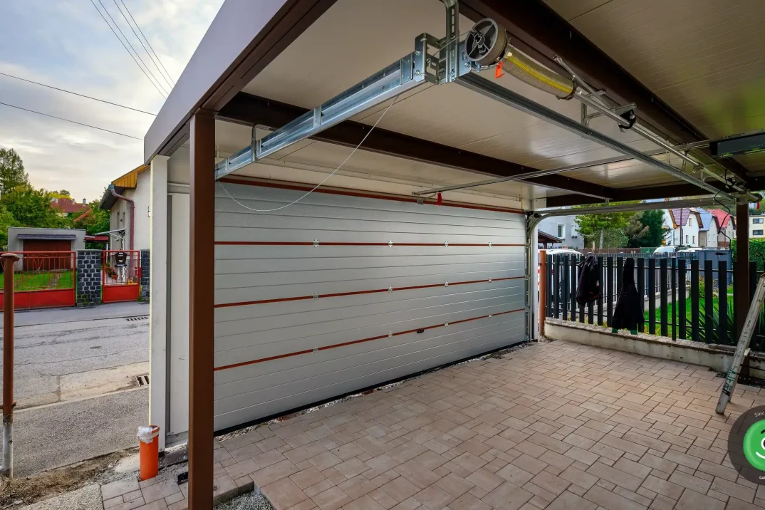 Vnútorný pohľad prístrešku s garážovou bránou