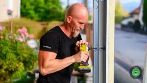 Pracovn&iacute;k, ktor&yacute; montuje GARDEON pr&iacute;stre&scaron;ok