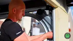 GARDEON mont&aacute;žnik pracuj&uacute;ci na pr&iacute;stre&scaron;ku pre dve aut&aacute;