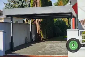 Montovan&yacute; pr&iacute;stre&scaron;ok pre jedno auto pri dome.