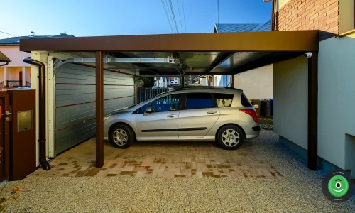 Strieborné auto pod prístreškom GARDEON s garážovou bránou