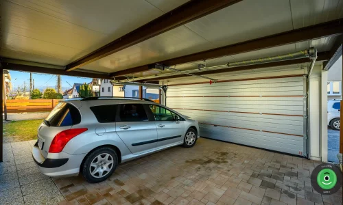 Zaparkované auto pod prístreškom s garážovou bránou GARDEON