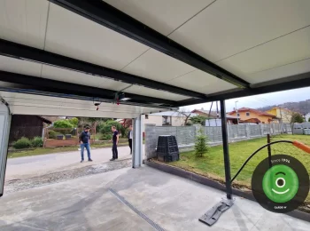 Prístrešok s otvorenou garážovou bránou